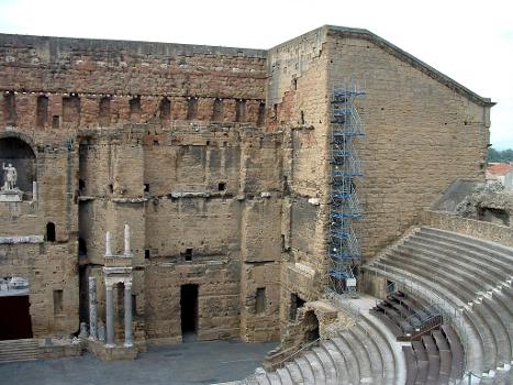 Théâtre antique, OrangeGradins, mur de scène et basilicae