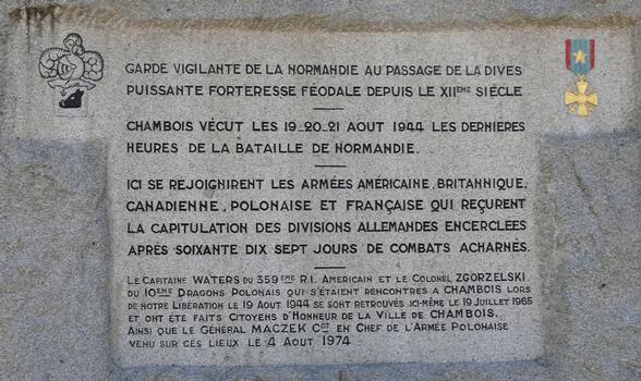 Donjon de Chambois - Plaque commémorative devant le donjon en souvenir des combats d'août 1944