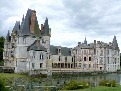 Mortrée - Château d'O - Le châtelet à gauche, le château à droite avec la galerie reliant les deux parties du château