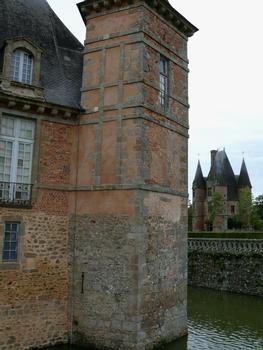 Château de Carrouges - Aile des salons de réception construite par François Gabriel et le châtelet d'entrée construit au 16 ème siècle par le cardinal Jean Le Veneur