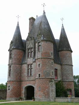 Château de Carrouges - Le châtelet d'entrée construit par le cardinal Jean Le Veneur