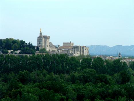 Papstpalast in Avginon vom Fort Saint-André in Villeneuve-lès-Avignon aus gesehen