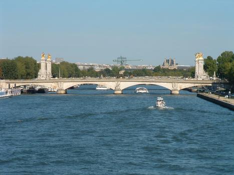 Pont des Invalides vu de l'aval et les colonnes du pont Alexandre III à l'arrière