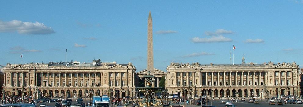 Paris - Place de la Concorde - Ensemble de la place avec les bâtiments construits par Ange-Jacques Gabriel et l'obélisque, en arrière-plan, l'église de la Madeleine