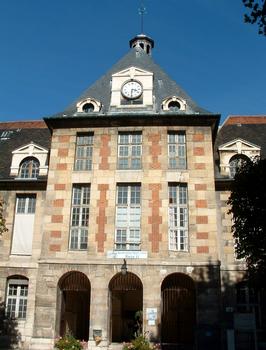 Paris - Hôpital Saint-Louis: Carré Saint-Louis (architectes: Claude Chastillon et Claude Vellefaux) construit de 1607 à 1611 - Pavillon d'entrée côté Ouest sur la cour du Carré Saint-Louis