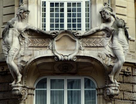 Paris 10 ème arrondissement - Immeuble du 16 rue d'Abbeville construit en 1899 par l'architecte Georges Massa. Sculptures d'Alexandre Chapuy