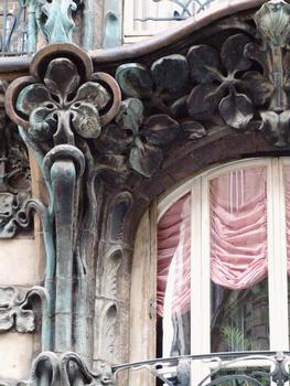 Paris 10 ème arrondissement - Immeuble du 14 rue d'Abbeville construit en 1901 par les architectes Alexandre et Edouard Autant. La décoration végétale en grès flammé d'Alexandre Bigot