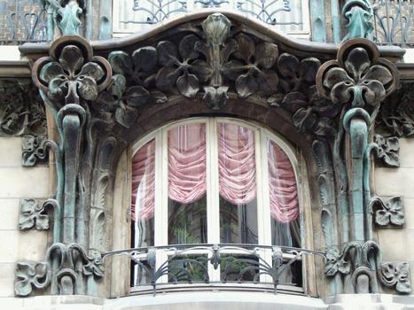 Paris 10 ème arrondissement - Immeuble du 14 rue d'Abbeville construit en 1901 par les architectes Alexandre et Edouard Autant. La décoration végétale en grès flammé d'Alexandre Bigot