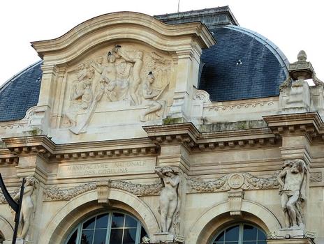 Paris 13 ème arrondissement - Manufacture des Gobelins - Musée des Gobelins construit entre 1912-1918 par Jean-Camille Formigé : fronton de Paul Landowski et cariatides d'Antoine Injalbert