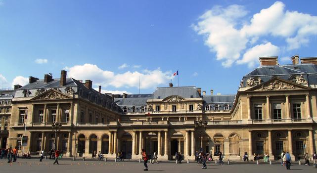 Paris 1er arrondissement - Palais-Royal - Côté placde du Palais-Royal