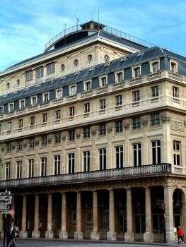 Paris - Théâtre-Français (architecte: Victor Louis en 1786-1790) - Place André-Malraux - Façade sur la place
