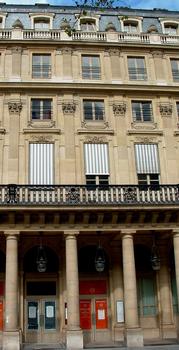 Paris - Théâtre-Français (architecte: Victor Louis en 1786-1790) - Place André-Malraux - Détail de la façade sur la place