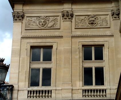 Paris - Théâtre-Français : Architecte: Victor Louis en 1786-1790 - Place André-Malraux - Détail de la décoration de la façade sur la place