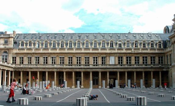 Paris - Palais-Royal - Cour d'honneur - Galerie des Proues de Jacques Lemercier - Au premier plan une piste pour patins à roulettes