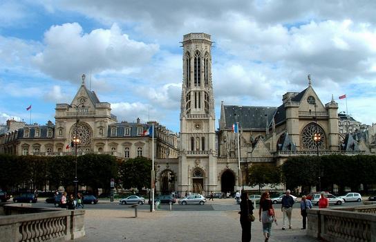 Paris - A gauche, mairie du 1er arrondissement (architecte: Jacques-Ignace Hittorff), au centre, beffroi (architecte: Théodore Ballu), à droite, église Saint-Germain-l'Auxerrois, vus de l'entrée Est du palais du Louvre