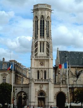 Paris - Beffroi : Architecte: Théodore Ballu, construit de 1858 à 1862, place du Louvre, vu de l'église Saint-Germain-l'Auxerrois