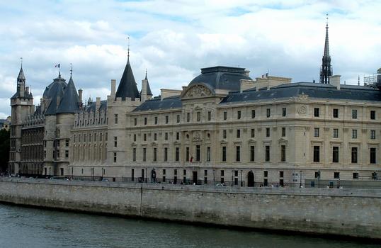 Paris - Palais de Justice - Île de la Cité - Façade sur le grand bras de la Seine