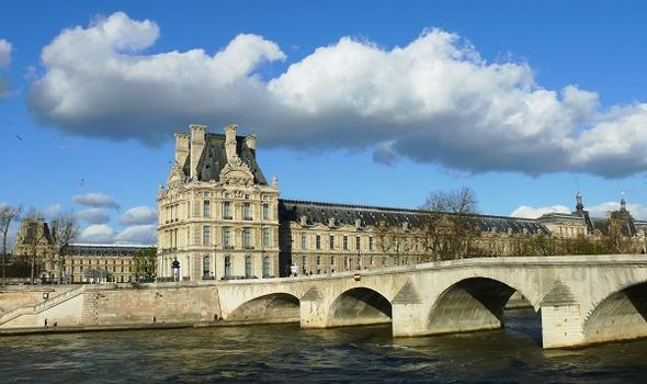 Pont Royal, le pavillon de Flore avec la galerie du Bord de l'Eau et plus loin le pavillon de Marsan du Palais du Louvre