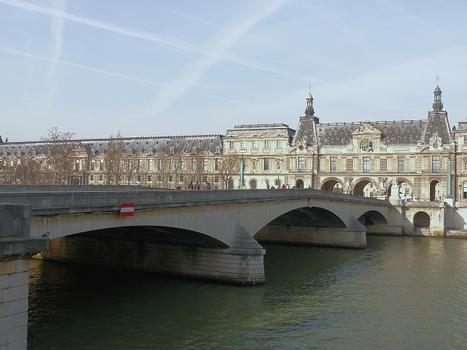 Paris 1er arrondissement - Pont du Carrousel et le palais du Louvre