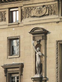 Paris 1 er arrondissement - Palais de Justice - Tribunal correctionnel - Façade sur la Seine, quai des Orfèvres - Statue allégorique représentant la Vérité