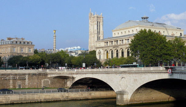 Paris 1 er arrondissement - Place du Châtelet: le pont au Change, le théâtre de la Ville, la fontaine du Palmier ou de la Victoire, la tour Saint-Jacques
