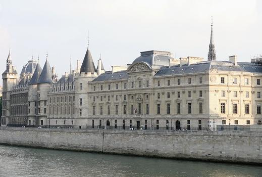 Paris 1er arrondissement - Palais de justice - La façade nord, quai de l'Horloge avec les bâtiments de la Cour de cassation construits à partir de 1861 par Lenormand puis Duc, à droite