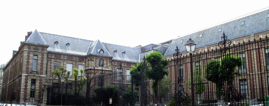 Bibliothèque Nationale de France - Site Richelieu : L'hôtel Duret de Chevry et les galeries superposées côté jardin vus de la rue Vivienne