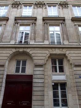 Paris 2 ème arrondissement - Hôtel construit par l'architecte et sculpteur Thomas Gobert pour lui-même en 1669, 7 rue du Mail. La façade a été modifiée en 1857 (encadrement des fenêtres)