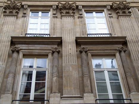 Paris 2 ème arrondissement - Hôtel construit par l'architecte et sculpteur Thomas Gobert pour lui-même en 1669, 7 rue du Mail. La façade a été modifiée en 1857 (encadrement des fenêtres) - Détail