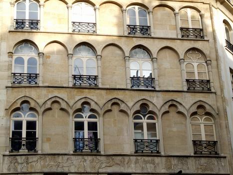 Paris 2ème arrondissement - Immeube 2 place du Caire - Façade de l'immeuble. Les niveaux supérieurs néo-gothiques : Paris 2 ème arrondissement - Immeube 2 place du Caire - Façade de l'immeuble. Les niveaux supérieurs néo-gothiques