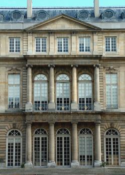 Paris - Archives Nationales - Hôtel de Rohan: Architectes: Pierre-Alexis Delamair, construit de 1705 à 1708 - 87, rue Vieille-du-Temple - Façade sur jardin - Avant-corps central