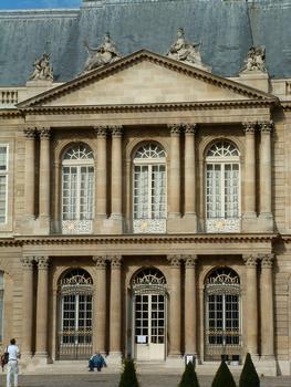 Paris - Musée de l'Histoire de France - Hôtel de Soubise: Architecte: Pierre-Alexis Delamair. Construit de 1705 à 1709 - 60, rue des Francs-Bourgeois - Façade sur la cour d'honneur - Avant-corps central