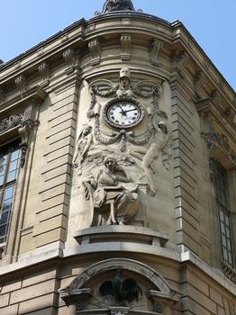 Paris 3 ème arrondissement - Bibliothèque Nationale de France - Site Richelieu - Angle de la rue Vivienne et de la rue Colbert, sculture de Barrias représentant l'Etude