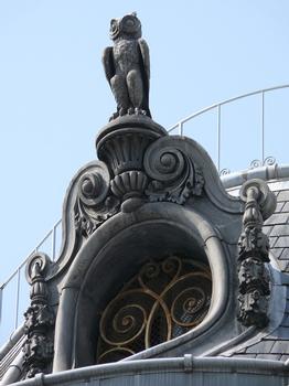 Paris 3 ème arrondissement - Bibliothèque Nationale de France - Site Richelieu - Angle de la rue Vivienne et de la rue Colbert, sculture de Barrias représentant l'Etude - Détail de la fenêtre placée au-dessus l'Etude