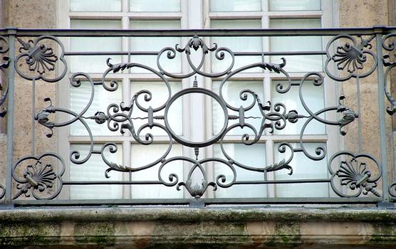Paris - Hôtel Hénault de Cantorbe (Maison européenne de la Photographie) - Façade sur la rue François-Miron - Détail de la décoration: ferronnerie du balcon
