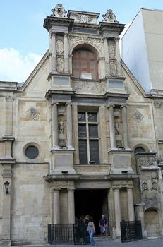 Paris 6 ème arrondissement - Ecole nationale supérieure des Beaux-Arts - Chapelle des Petits-Augustins - Sur la façade de la chapelle a été remontée en 1810 le portail de 22 mètres de haut qui se trouvait à l'entrée principale du château d'Anet, construit à partir de 1548 par Philibert Delorme. Il se compose de trois ordres superposés, toscan, ionique et corinthien