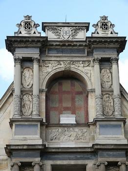 Paris 6 ème arrondissement - Ecole nationale supérieure des Beaux-Arts - Chapelle des Petits-Augustins - Sur la façade de la chapelle a été remontée en 1810 le portail de 22 mètres de haut qui se trouvait à l'entrée principale du château d'Anet, construit à partir de 1548 par Philibert Delorme. Il se compose de trois ordres superposés, toscan, ionique et corinthien - Détail