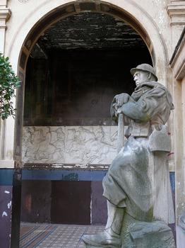 Paris 6 ème arrondissement - Ecole nationale supérieure des Beaux-Arts - Bâtiment du mûrier - Soldat du monument aux morts des deux guerres mondiales et frise du Parthénon