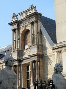 Paris 6 ème arrondissement - Ecole Nationale Supérieure des Beaux-Arts (Paris) - Pierre Puget et Nicolas Poussin à l'entrée de l'école, rue Bonaparte, et le portique du château d'Anet
