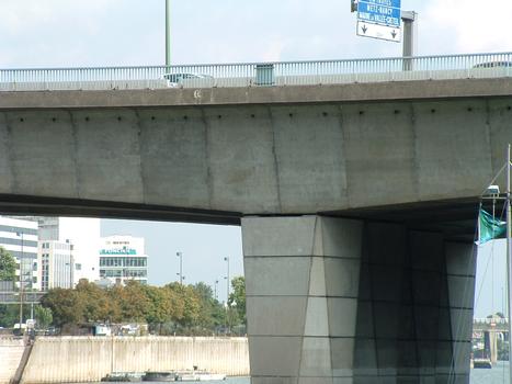 Paris - Pont amont - Travées en Seine - Voussoir sur pile en deux demi-voussoirs avec joint vertical et encastrement parfait sur appuis en caoutchouc fretté