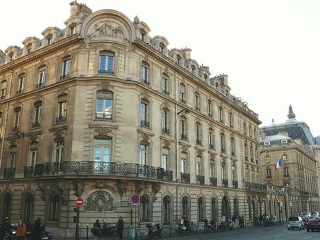 Paris - 7 ème arrondissement - Caisse des Dépôts et Consignations - Les bâtiments à l'angle de la rue du Bac et du quai Anatole-France. En arrière-plan, le musée d'Orsay
