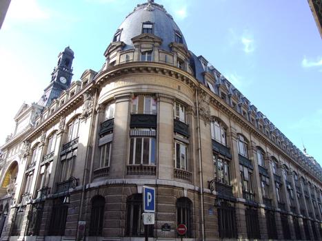 Comptoir National d'Escompte de Paris (14 rue Bergère) - A l'angle de la rue Bergère et de la rue du Conservatoire