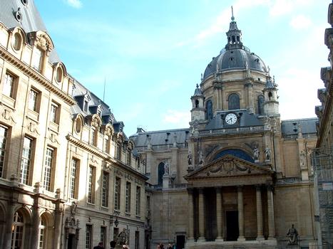 La Sorbonne - La chapelle de Jacques Lemercier et les nouveaux bâtiments de la Sorbonne reconstruits à la fin du 19ème siècle et au début du 20ème siècle par Nénot