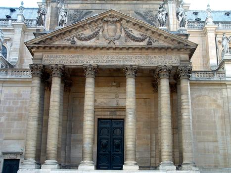 La Sorbonne - Portail côté Nord de la chapelle de la Sorbonne (architecte Jacques Lemercier) - Inscription rappelant la reconstruction de la Sorbonne par le cardinal de Richelieu