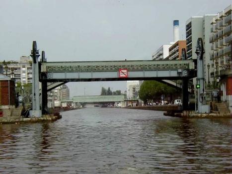 Pont levant de la rue de Crimée sur le canal de l'Ourcq à Paris