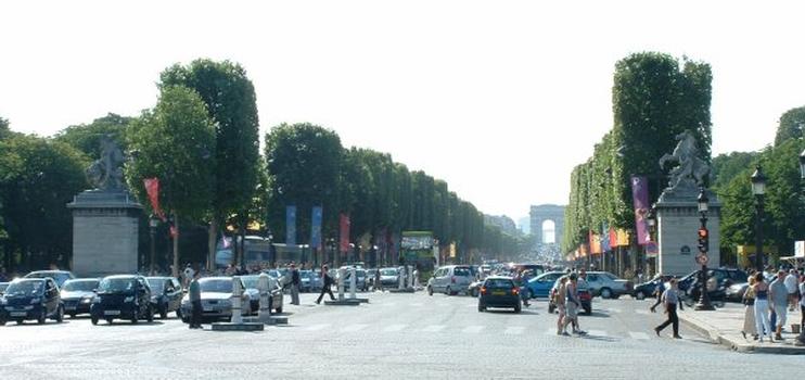 Avenue des Champs-Elysées, les Chevaux de Marly (copies) et l'Arc de Triomphe vus de la place de la Concorde
