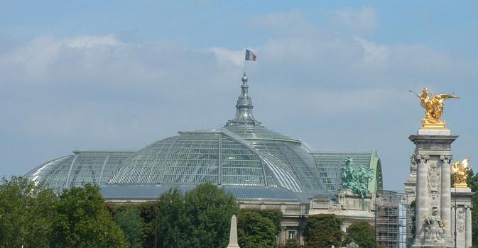 Paris - Le Grand Palais - La couverture restaurée avec le pont Alexandre III