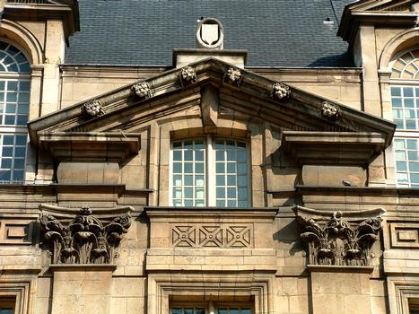 Paris - Hôtel de Lamoignon - Fronton