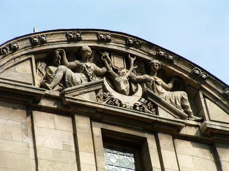 Paris - Hôtel de Lamoignon - Bibliothèque historique de la Ville de Paris - Pavillon sur cour - Tympan avec représentations de Diane