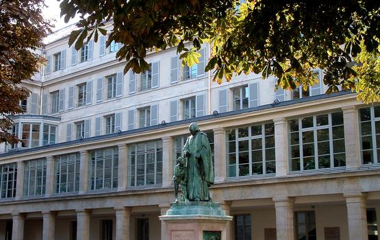 Paris - Institut des Jeunes sourds, rue Saint-Jacques - Façade sur la cour et statue de l'abbé Charles-Michel de l'Epée